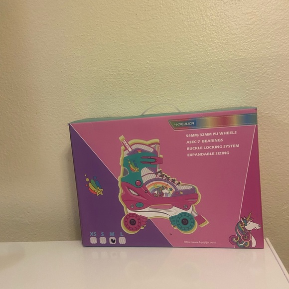 Unicorn adjustable skates that start at size M and can fit for a 5 year old - Picture 1 of 4